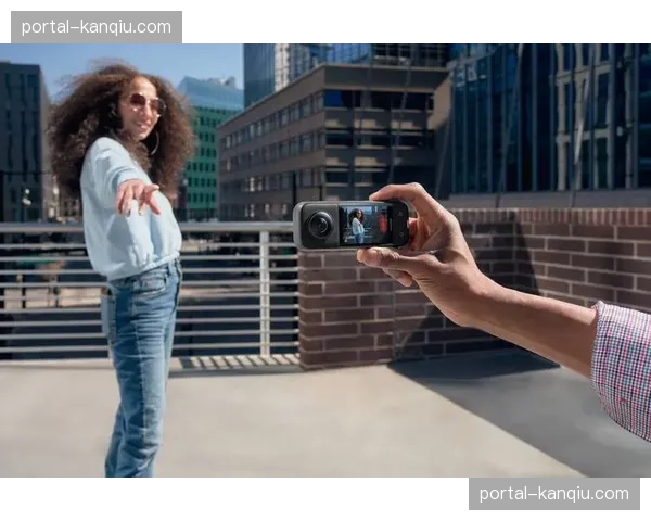 全景视角相机组不仅捕捉全局，还通过AI切片技术实现了单机位多画面的拆解