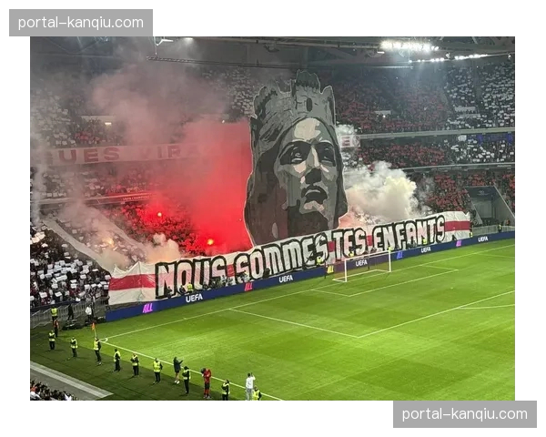 特写:柏林联合老将特里梅尔赛后向主队看台挥手,疑似告别 特写:柏林联合老将特里梅尔赛后向主队看台挥手,疑似告别