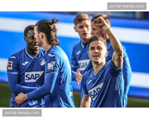 实时：霍芬海姆球员因两次黄牌被罚下，球队少一人作战