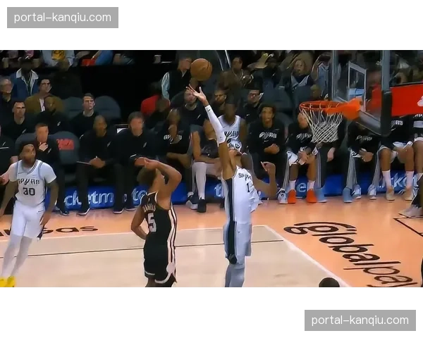 花絮:文班亚马在比赛中封盖后对镜头做出“摇手指”手势引发热议 花絮:文班亚马在比赛中封盖后对镜头做出“摇手指”手势引发热议